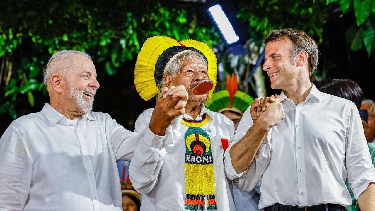 Ao lado de Macron, cacique Raoni pede a Lula que não aprove construção da Ferrogrão