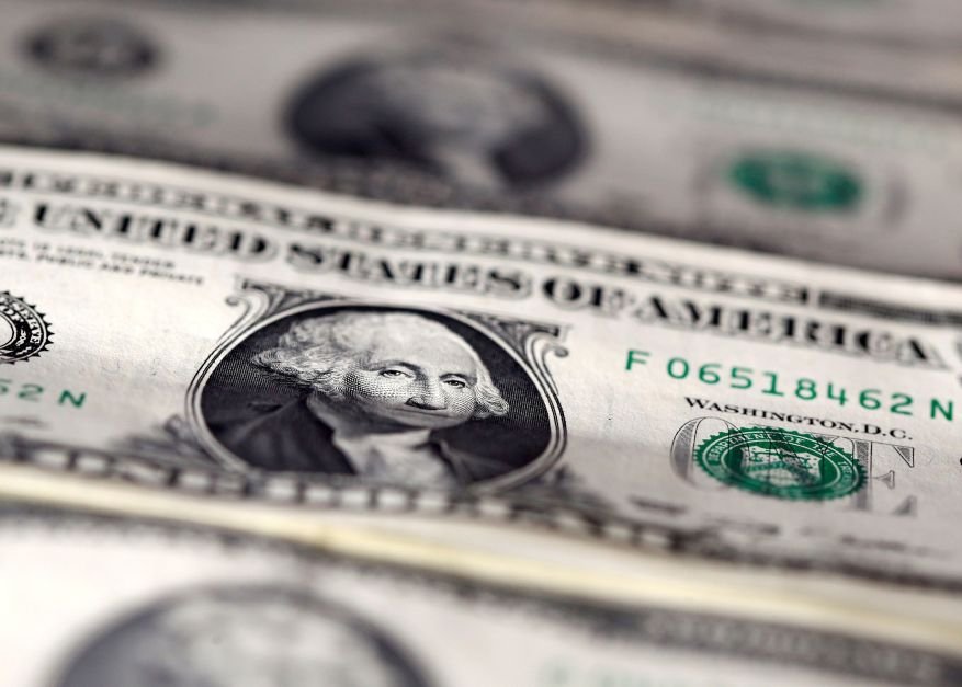 Dólar cai com mercado repercutindo ata do Copom e prévia da inflação