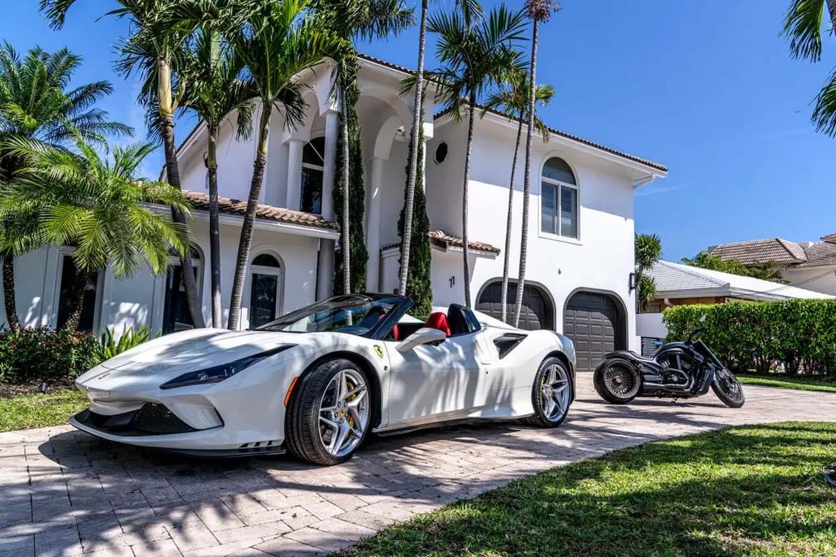 Esta casa dos sonhos de R$ 30 milhões vem com extras luxuosos – uma Ferrari e uma Harley entre eles | Casa Vogue Estate