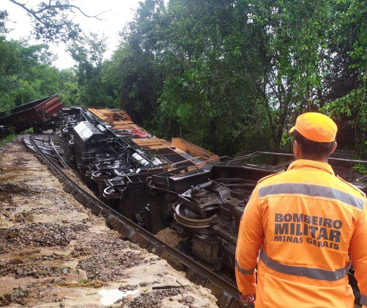 Locomotiva descarrila e tomba em cratera na zona rural de Formiga, em Minas Gerais