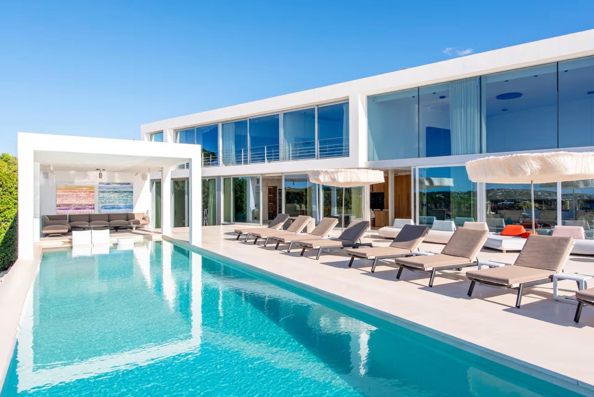 Mansão à beira-mar em Ibiza avaliada em R$ 90 milhões impressiona por tanto luxo | Casa Vogue Estate