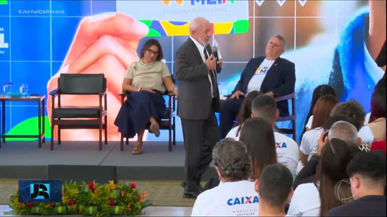 Presidente Lula entrega primeiros cartões do programa Pé-de-Meia a estudantes de baixa renda