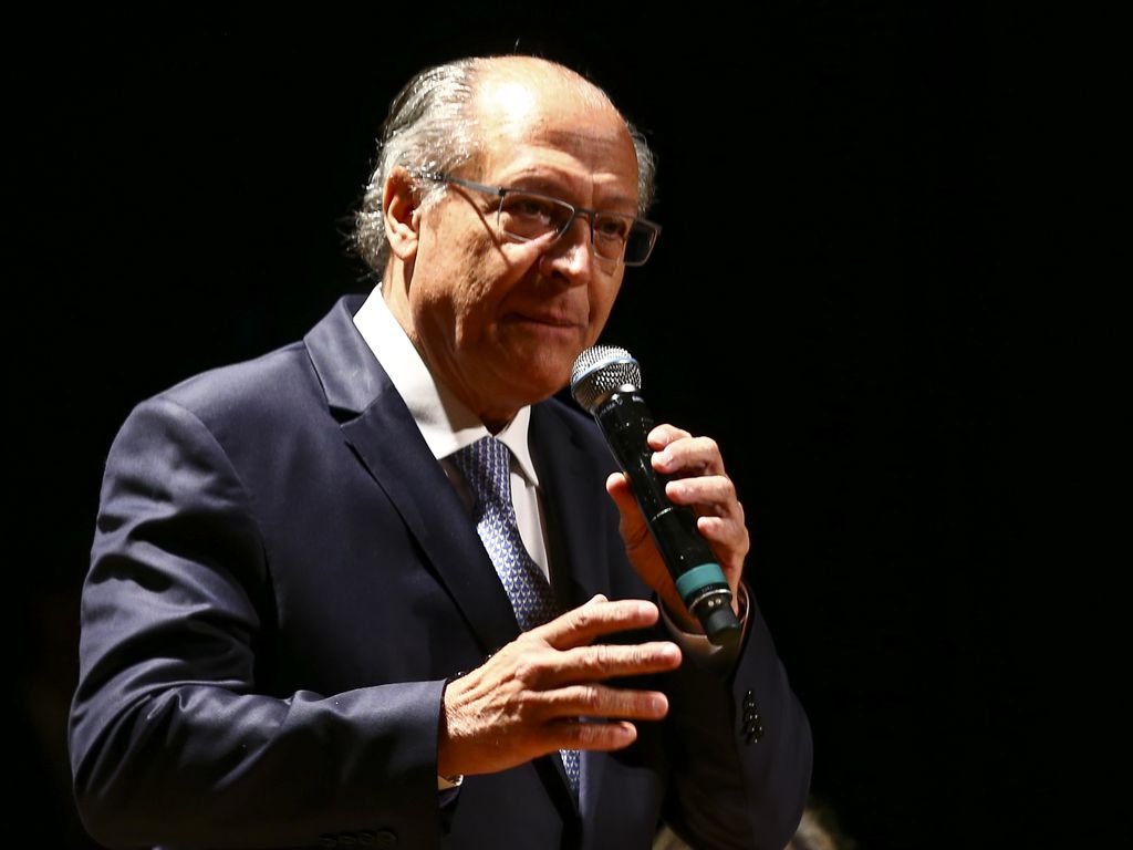 Alckmin tenta conter crise com Lira, fala em “diálogo” e prega harmonia entre Poderes
