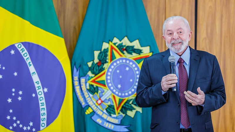 Campos Neto tem saber que o povo perde dinheiro com taxa de juros alta, diz Lula