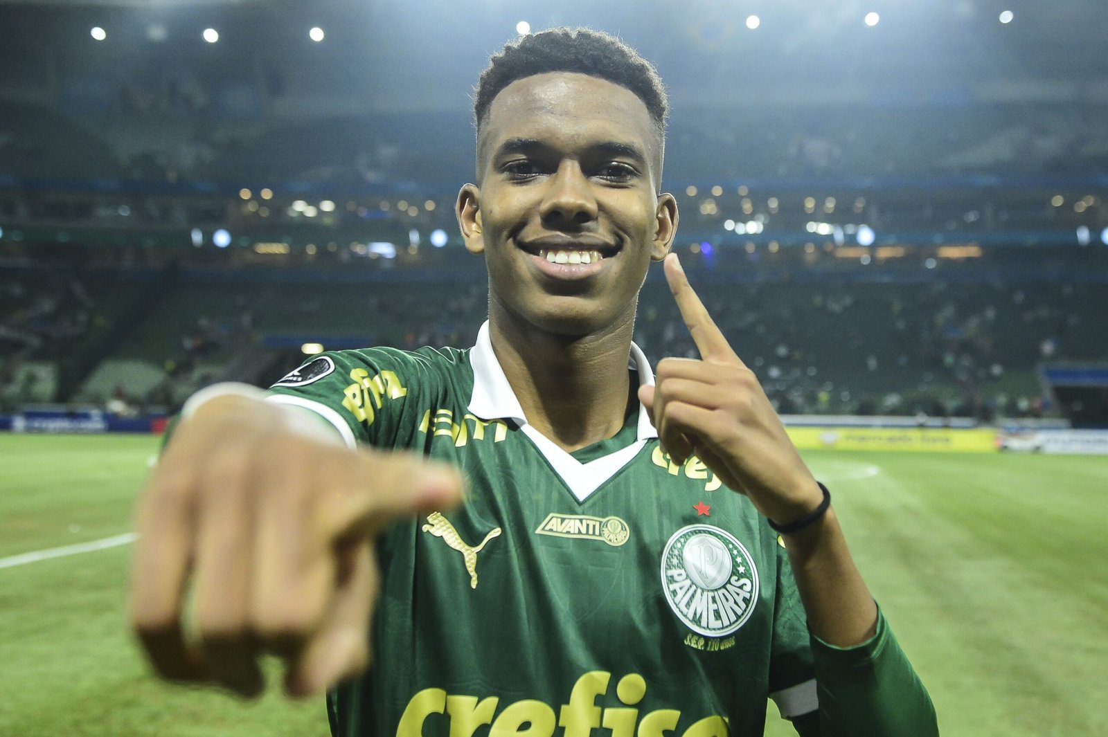 Estevão vira terceiro jogador mais jovem a fazer gol pelo Palmeiras