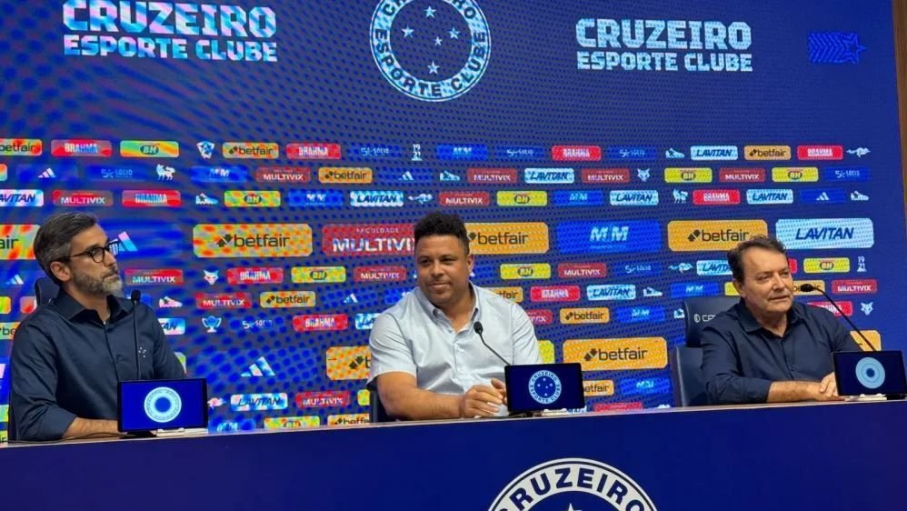 Fim da era Ronaldo no Cruzeiro: Pedro Lourenço assina compra da SAF do clube