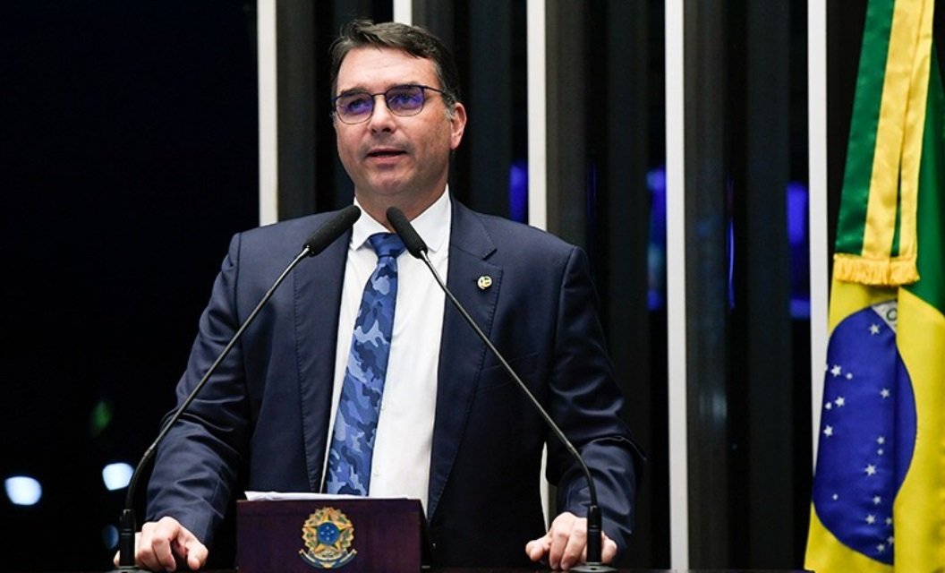 Flávio Bolsonaro pede “diálogo” e diz ser contra impeachment de Moraes: “Não resolve”