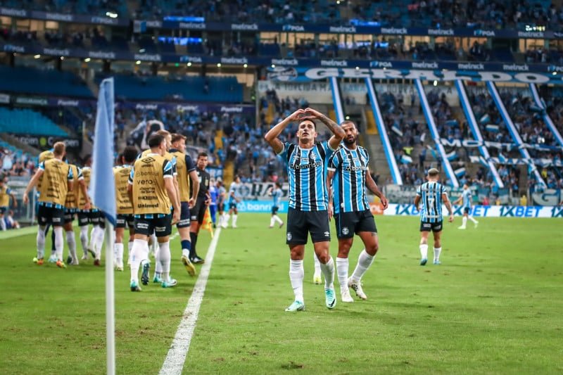 Grêmio vence Athletico-PR e lava a alma após instabilidade