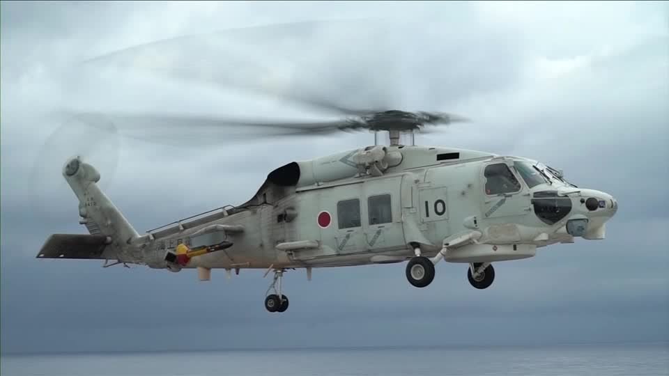 Helicópteros militares do Japão caem após possível colisão no ar; um tripulante morreu