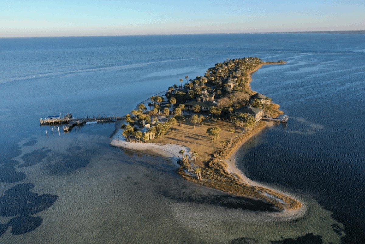 Ilha que pertenceu a um dos piratas mais ricos está à venda por R$ 260 milhões | Casa Vogue Estate