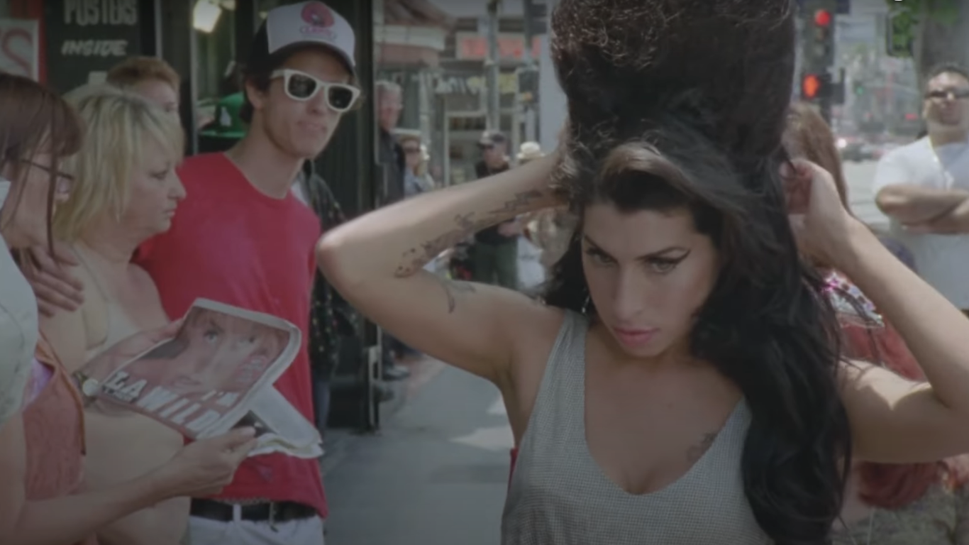 Imagens inéditas de Amy Winehouse são divulgadas em vídeo; assista