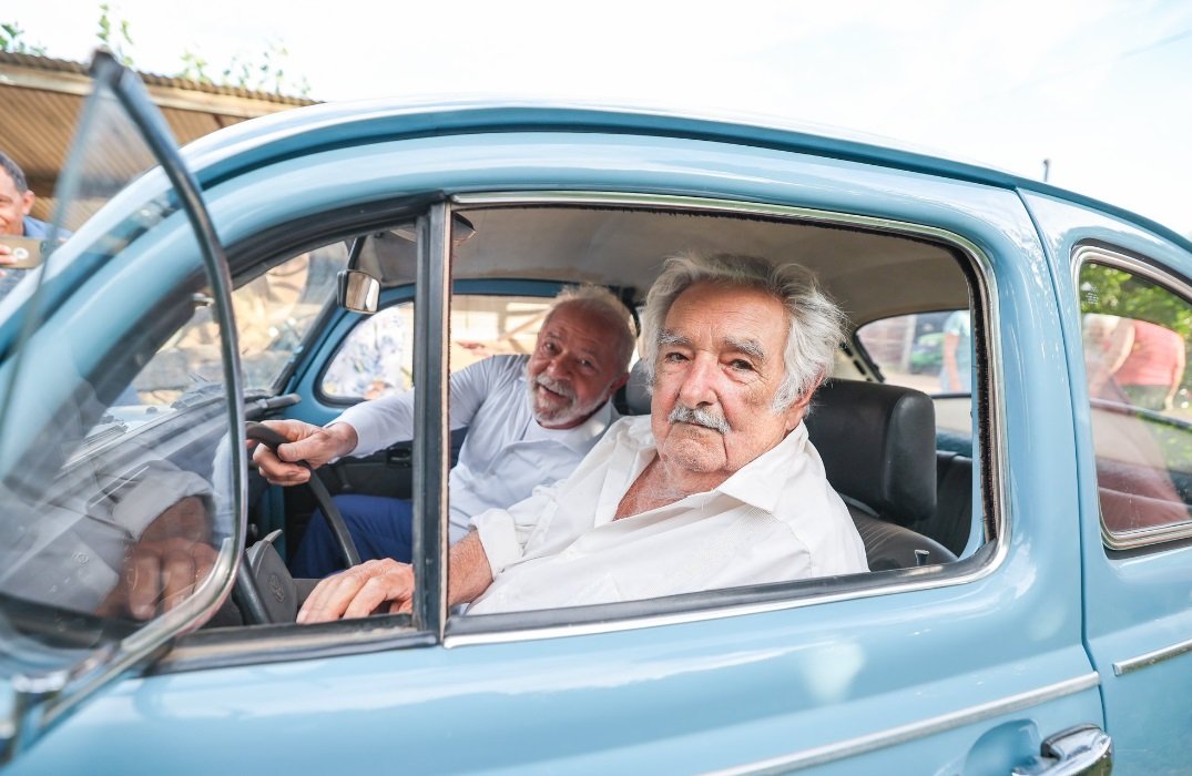 Lula se solidariza com Mujica após diagnóstico de câncer: “Farol por mundo melhor”