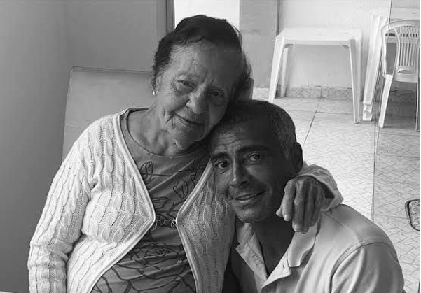 Morre Dona Lita, mãe de Romário, aos 86 anos