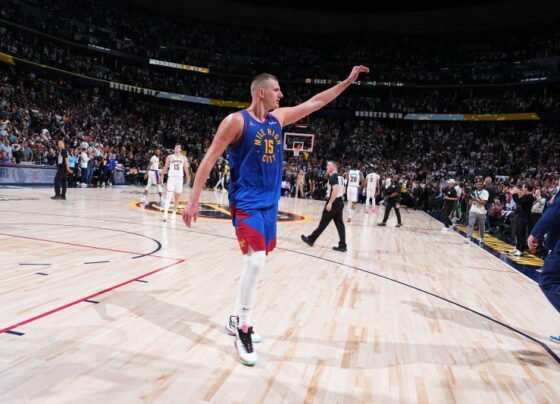 Principal estrela do atual campeão da NBA, Denver Nuggets, Nikola Jokic liderou seu time à vitória na abertura dos Playoffs contra o Los Angeles Lakers