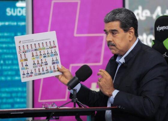 Na cédula, o nome de Maduro e sua foto aparecem 13 vezes, dominando toda a primeira fileira