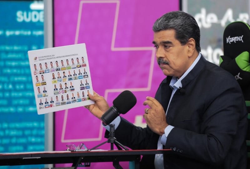 Nicolás Maduro mostra cédula eleitoral com sua foto repetida 13 vezes