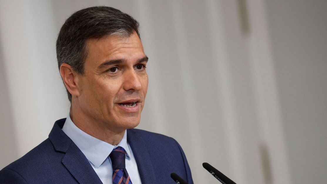 Pedro Sánchez anuncia que permanecerá no cargo de primeiro-ministro da Espanha