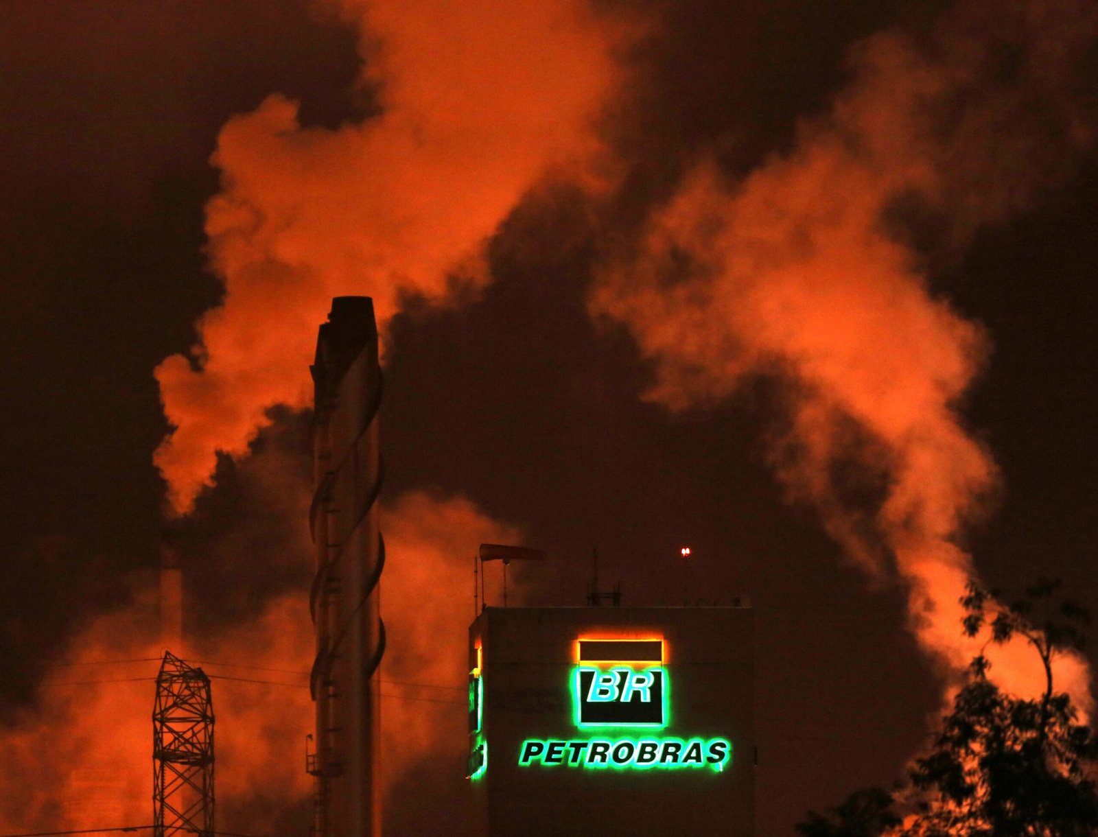 Petrobras (PETR4) começa semana sob fogo cruzado, do governo ao conselho