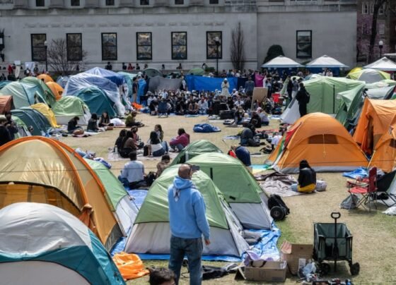 Acampamento na Universidade de Columbia, em Nova York, provica suspensão de aulas presenciais