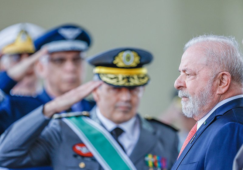 Relação de Lula com militares melhora após silêncio sobre golpe de 64, veem analistas