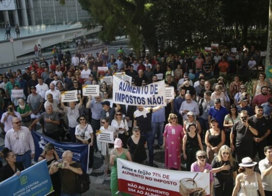 Em 1º de abril, entidades se reuniram para protestar em frente ao Palácio Piratini