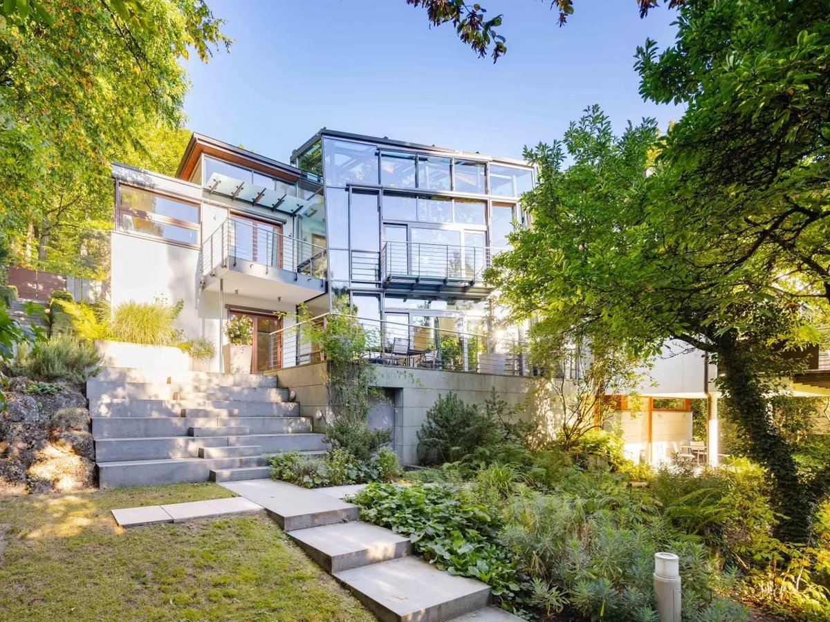 Você moraria? Esta mansão parece um terrário com tanto vidro – e pode ser sua por R$ 32 milhões | Casa Vogue Estate