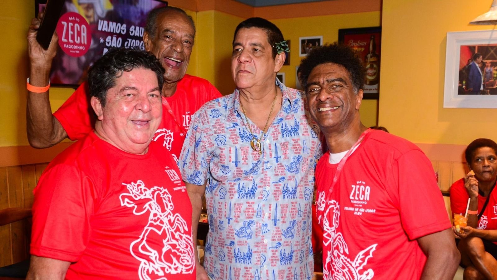 Zeca Pagodinho promove Feijoada de São Jorge e famosos prestigiam