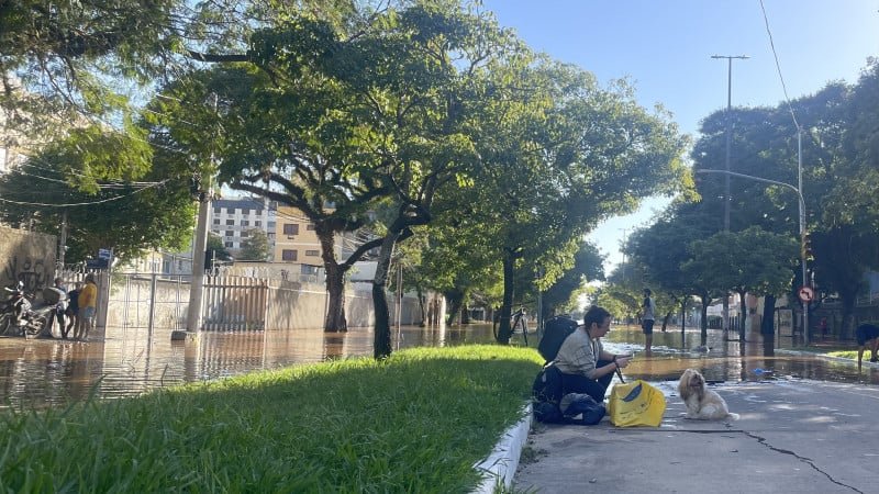 Água avança pela Cidade Baixa e gera mais um cenário de guerra