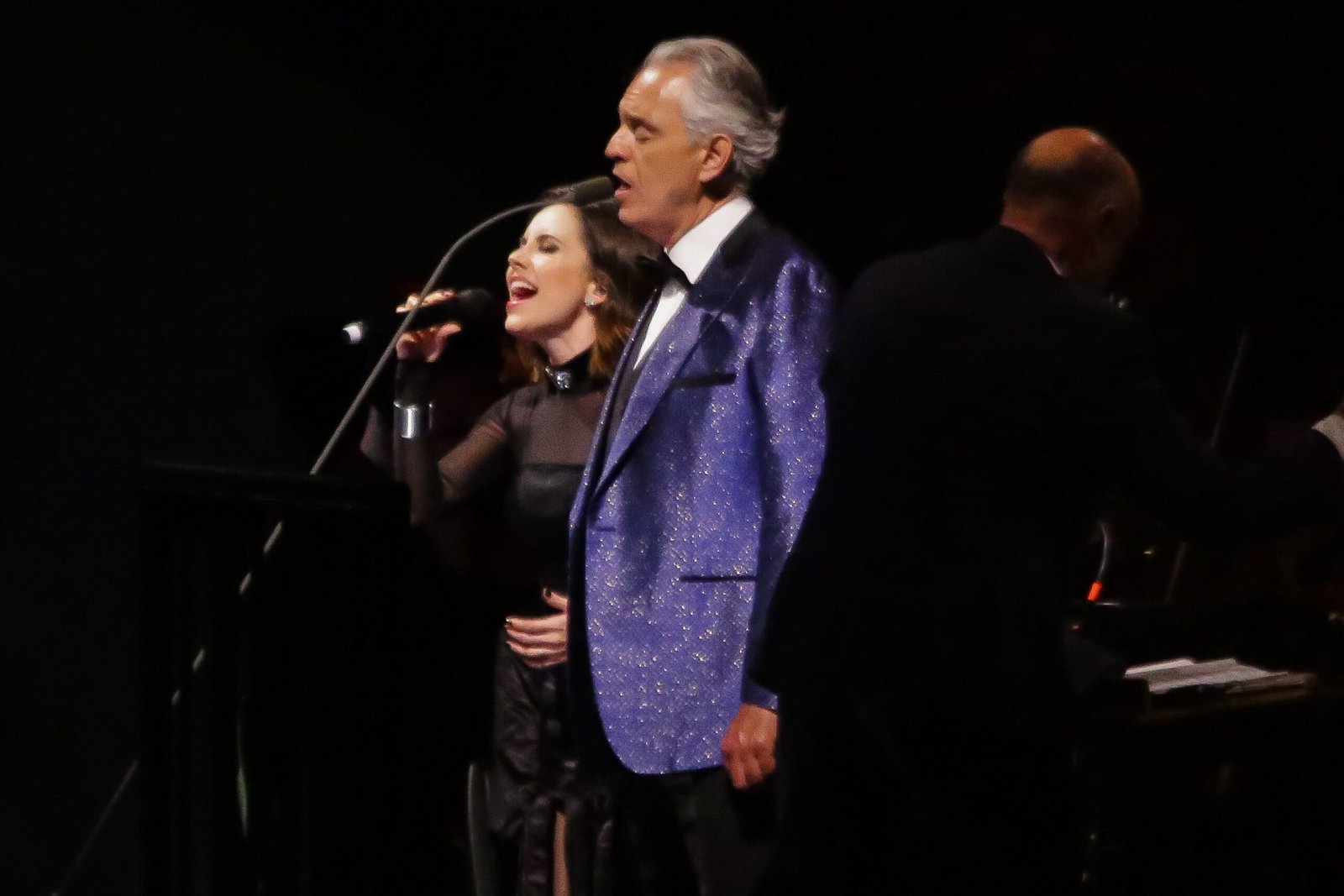 Após show em SP, Andrea Bocelli posta foto ao lado de Sandy; veja