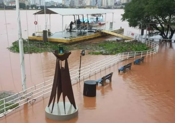 Sede do Grêmio Náutico União na Ilha do Pavão já sofre com a elevação do Guaíba