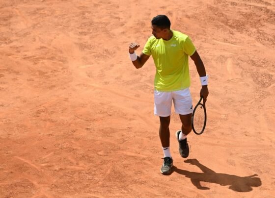 Thiago Monteiro venceu o francês Valentin Royer e se aproximou da chave principal de Roland Garros