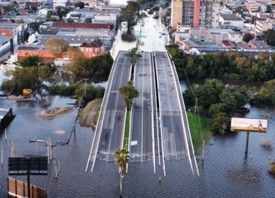 Cheia que tomou conta do principal acesso entre Cachoeirinha e Porto Alegre ultrapassa uma semana