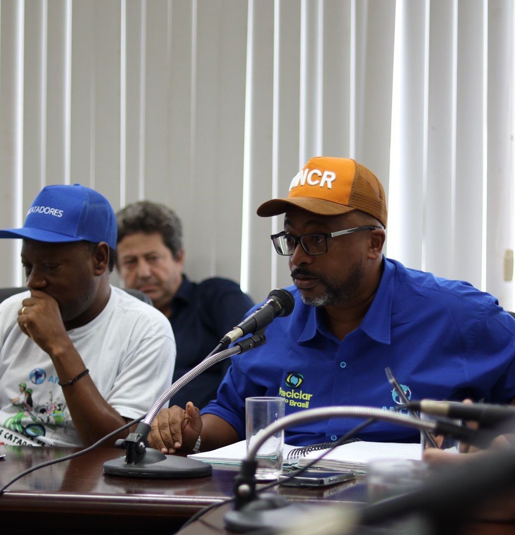 Catadores participam de diálogo com representantes da Indústria e Governo sobre a cadeia de reciclagem do papel e papelão