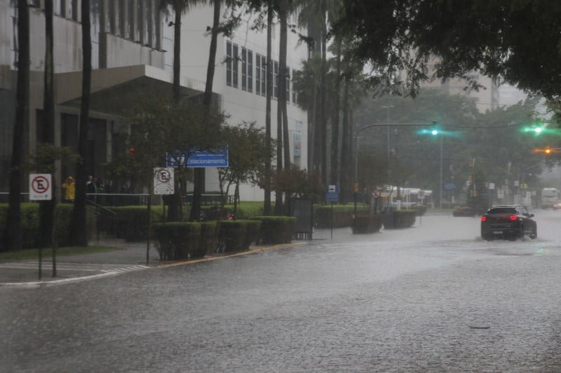 Chuva instaura o caos no trânsito de Porto Alegre