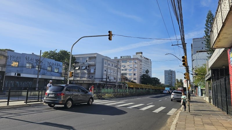 Com Porto Alegre esvaziada devido à tragédia, motoristas não respeitam semáforos