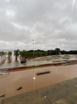 Com alagamento histórico, pista de skate de Porto Alegre vira piscina gigante