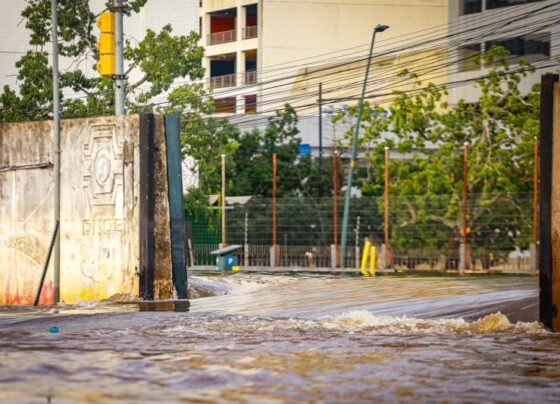 Abertura das comportas permite que água escoe para o lago Guaíba