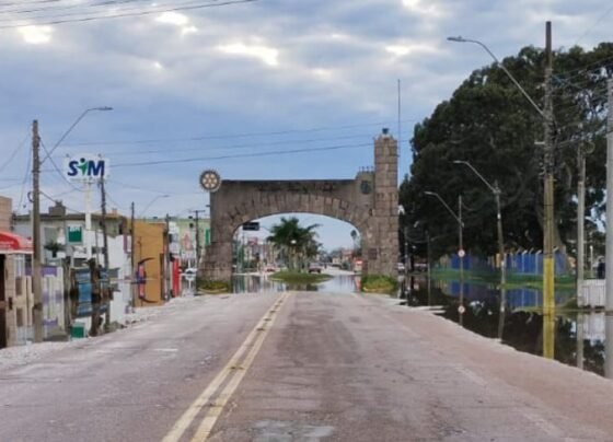 Pórtico de entrada da cidade foi bloqueado pelas águas na manhã desta quinta