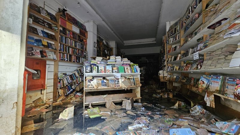 Com recuo do Guaíba, comerciantes iniciam limpeza no Centro Histórico de Porto Alegre