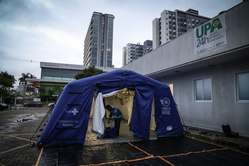 Começa montagem do hospital de campanha para vítimas da enchente em Porto Alegre