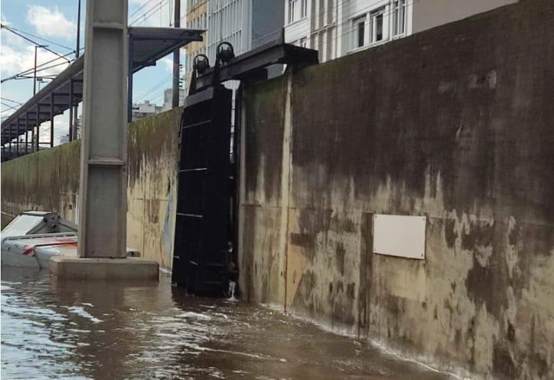 Comporta 3 do Muro da Mauá deve ser aberta para escoar água do Centro