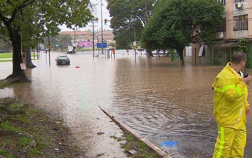 Em mais um dia de caos em Porto Alegre, bairros ficam alagados e aulas são suspensas