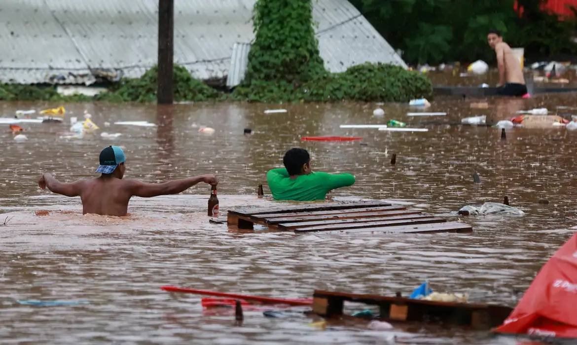 Enchente isola Porto Alegre e aprofunda gestão da pior crise climática do Brasil