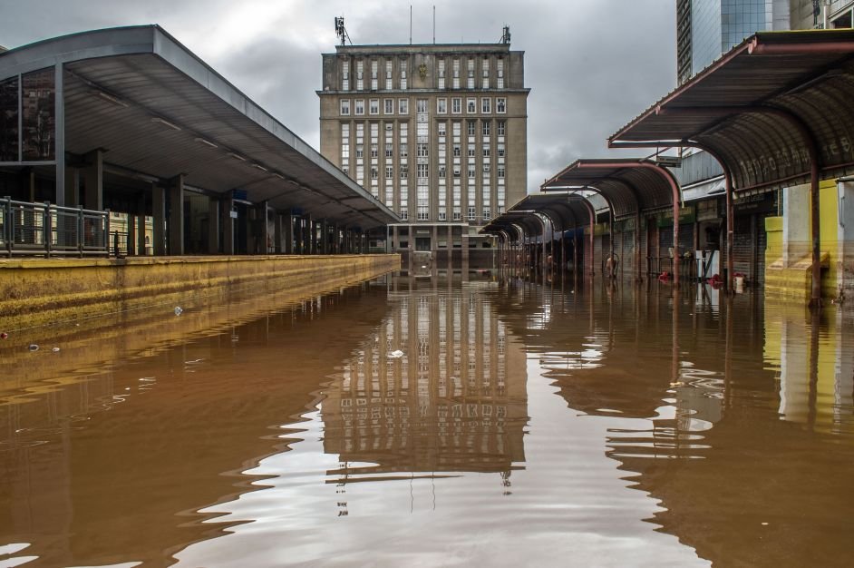 Especialistas alertam para risco de doenças após enchentes no RS