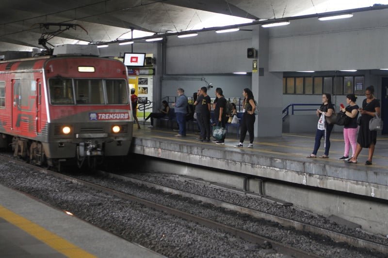Estações da Trensurb são interditadas em Porto Alegre devido a alagamento