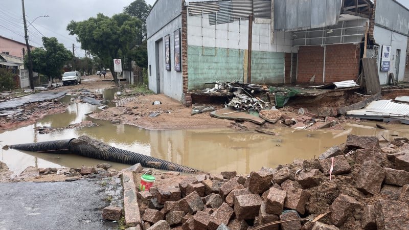 Ferragem desaba no bairro Cavalhada devido às chuvas