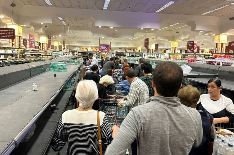 Filas e falta de produtos se intensificam em supermercados do RS