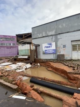 Força da água derruba mais uma parede de ferragem na Otto Niemeyer