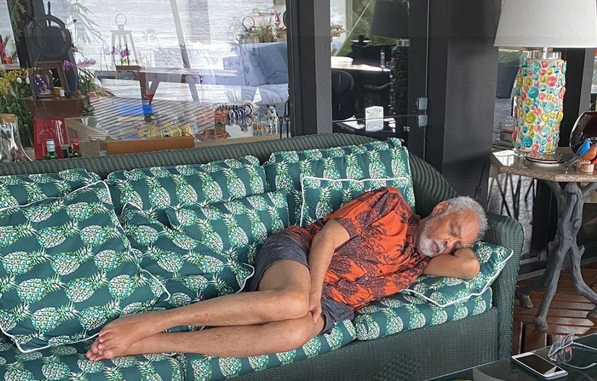 Gilberto Gil diverte seguidores com fotos na sala de apartamento | Casas de famosos