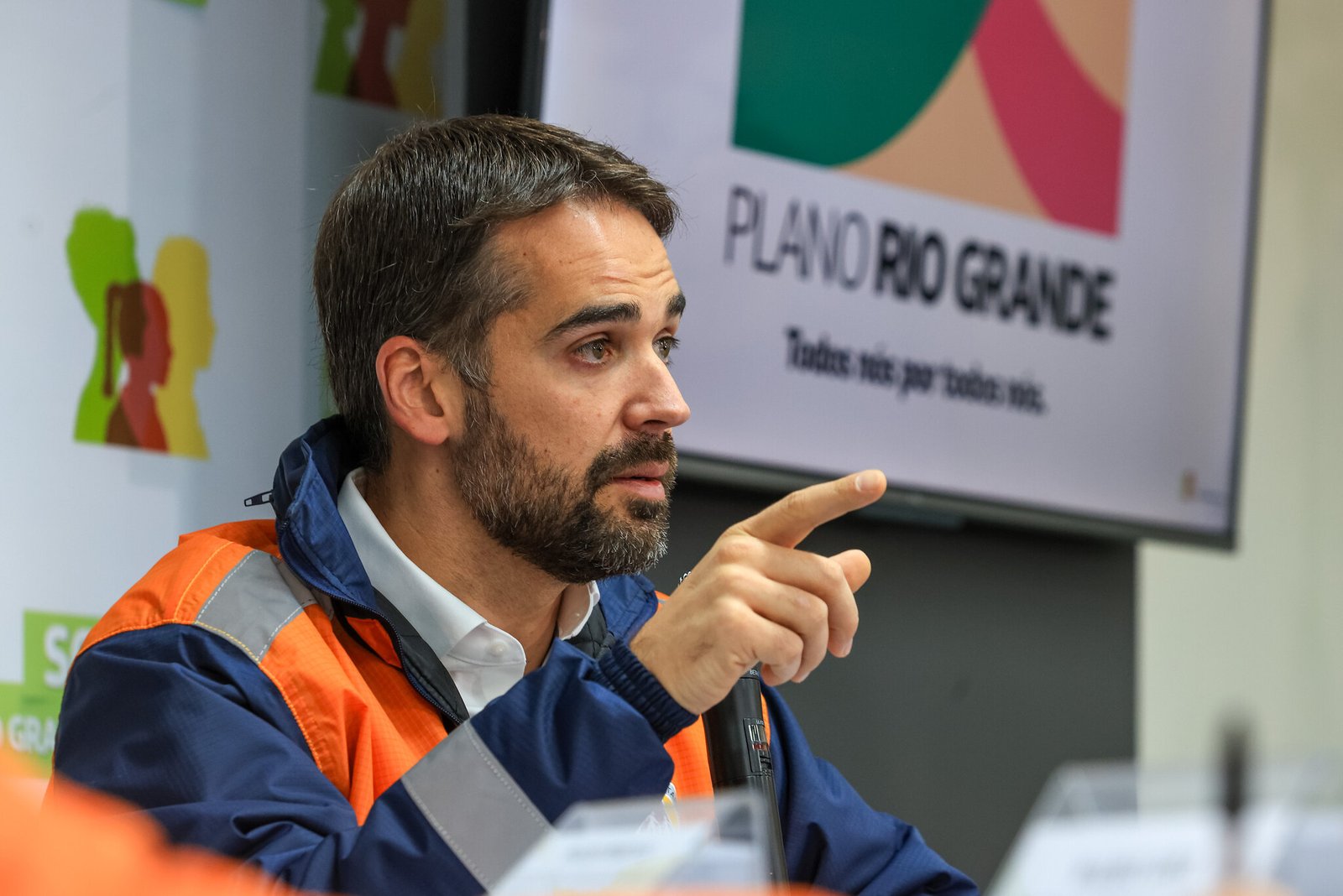 “Governo também vive outras pautas”, diz Eduardo Leite sobre alertas climáticos